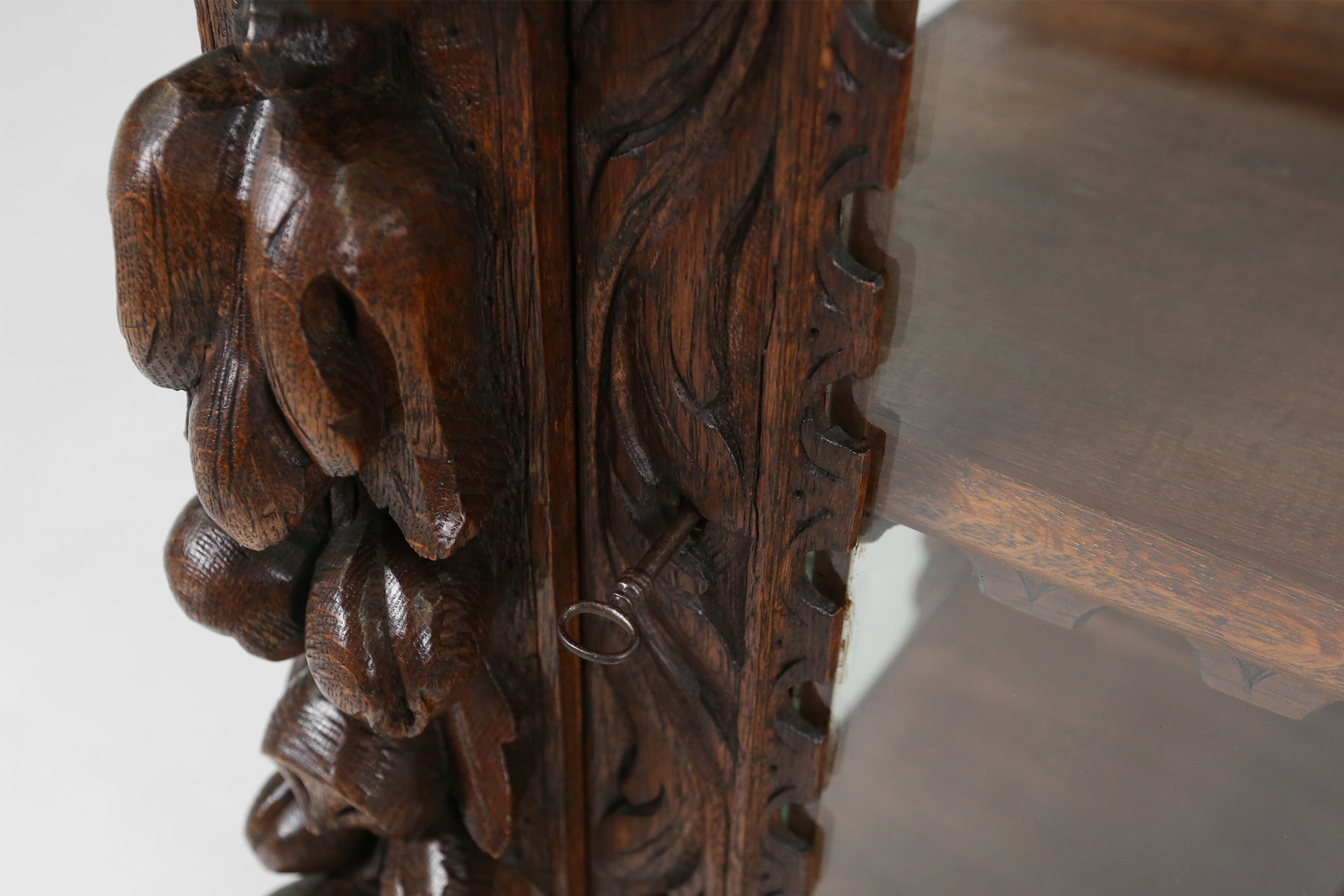 Richly decorated barok style display case in oak, Belgium 20th centurythumbnail